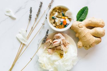 découvrez l'univers de la médecine traditionnelle, ses pratiques ancestrales et ses bénéfices pour la santé et le bien-être.