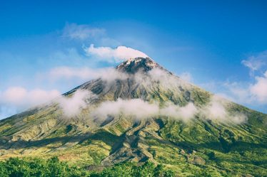 découvrez tout sur les volcans, leur éruption, leur formation et leur impact sur l'environnement. trouvez des informations fascinantes sur les volcans du monde entier.