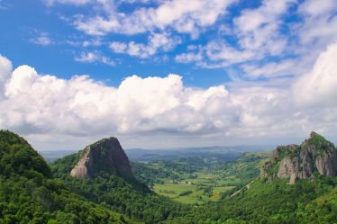 découvrez le majestueux puy de sancy, point culminant du massif central, et profitez d'une vue imprenable sur les volcans d'auvergne. randonnée, ski, panoramas exceptionnels : le puy de sancy offre une expérience inoubliable au cœur de la nature.