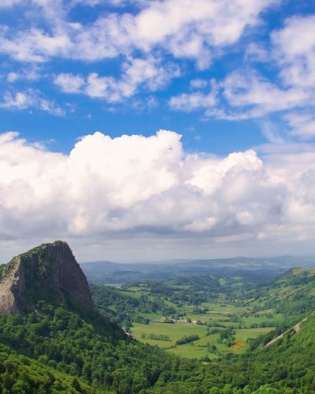découvrez le majestueux puy de sancy, point culminant du massif central, et profitez d'une vue imprenable sur les volcans d'auvergne. randonnée, ski, panoramas exceptionnels : le puy de sancy offre une expérience inoubliable au cœur de la nature.