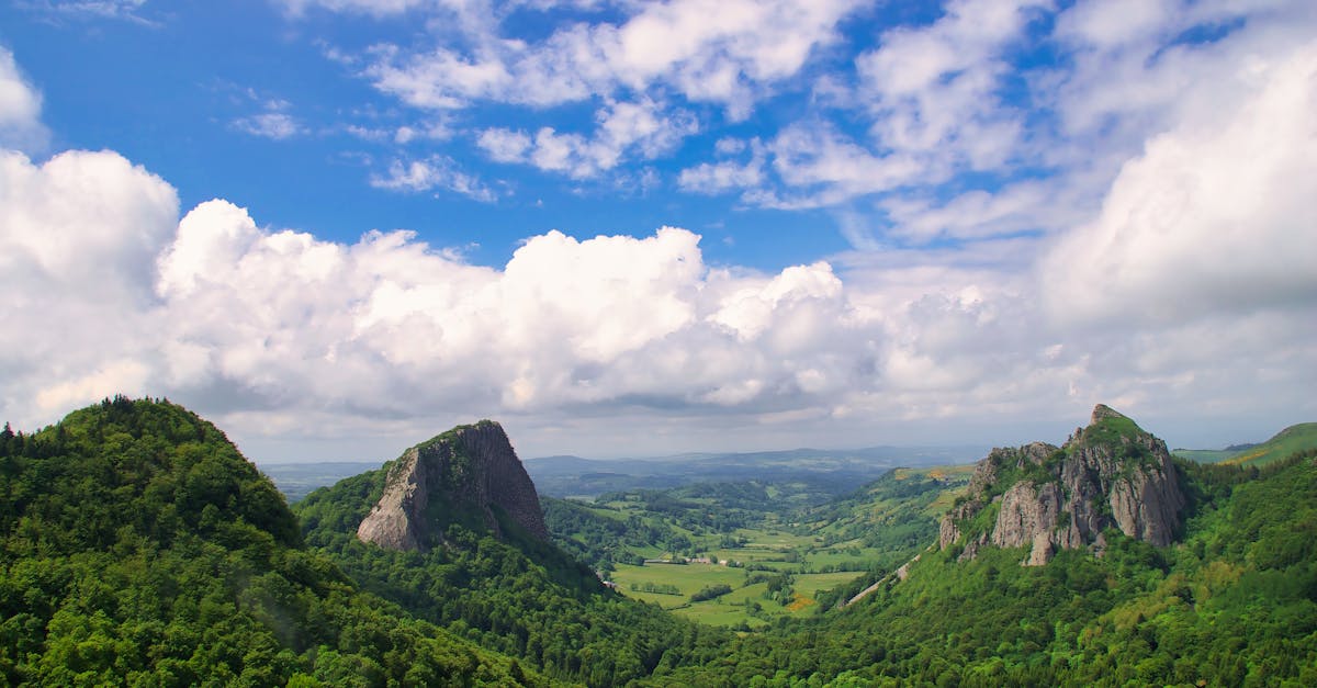 découvrez le majestueux puy de sancy, point culminant du massif central, et profitez d'une vue imprenable sur les volcans d'auvergne. randonnée, ski, panoramas exceptionnels : le puy de sancy offre une expérience inoubliable au cœur de la nature.