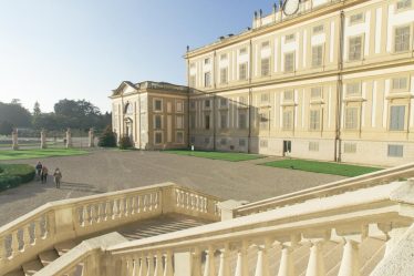 découvrez l'histoire et la splendeur du domaine royal de marly-le-roi, résidence de louis xiv, à travers ses jardins, ses fontaines et ses bâtiments emblématiques.