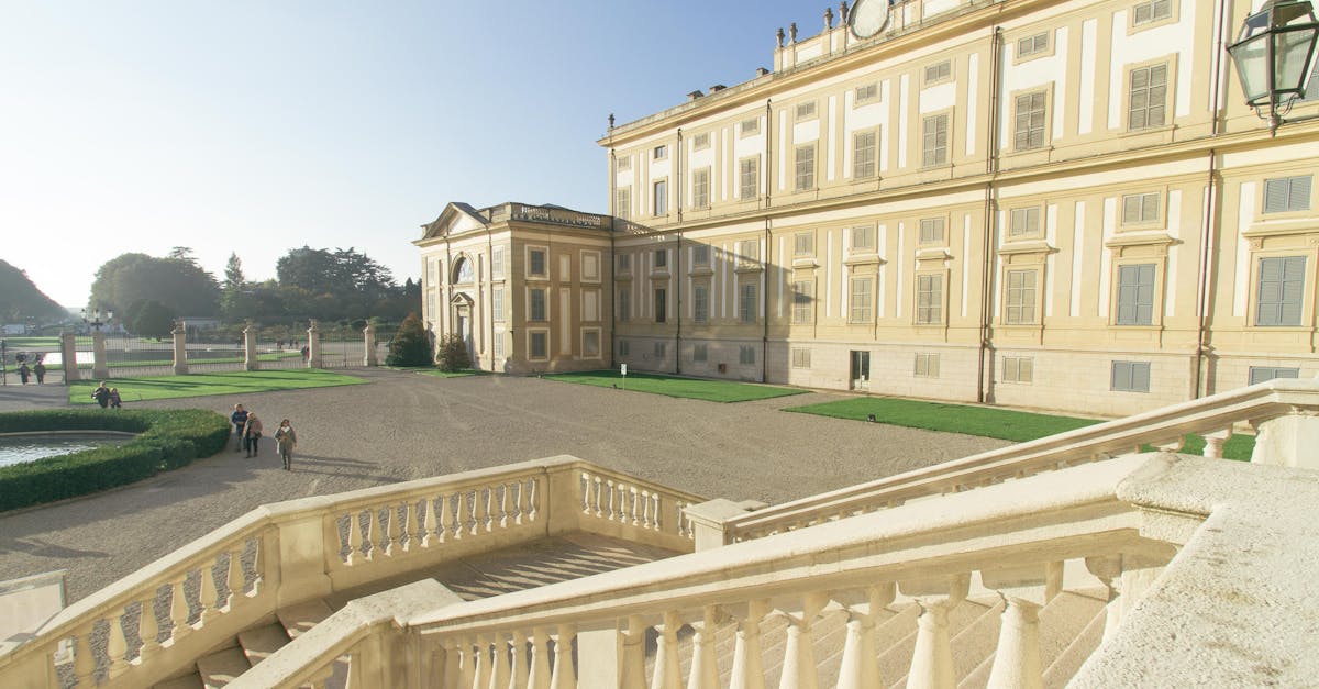 découvrez l'histoire et la splendeur du domaine royal de marly-le-roi, résidence de louis xiv, à travers ses jardins, ses fontaines et ses bâtiments emblématiques.