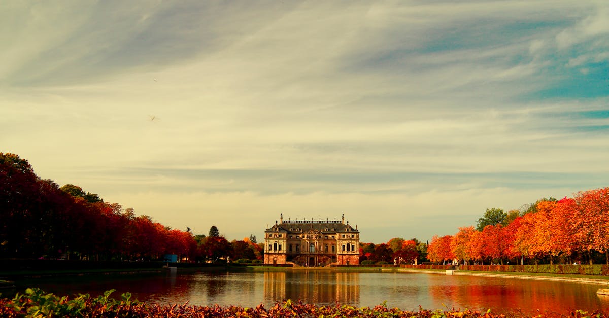 découvrez l'histoire et la beauté du château de rambouillet, résidence présidentielle française au cœur d'un magnifique domaine forestier.
