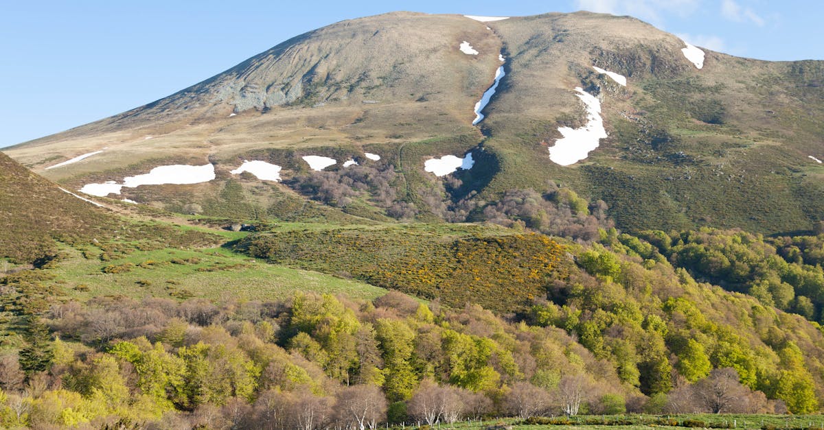 découvrez le sublime puy de sancy, point culminant du massif central, offrant des panoramas époustouflants et des activités de plein air inoubliables.
